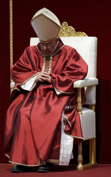 © Reuters. Papa Francisco durante missa na Basílica de São Pedro, no Vaticano.
