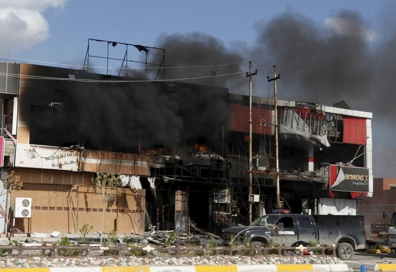 © Reuters. مسؤول محلي عراقي: مقاتلون شيعة يواصلون أعمال النهب في تكريت