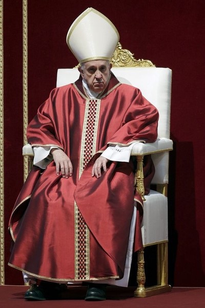 © Reuters. واعظ الفاتيكان يتهم المجتمع الدولي بتجاهل اضطهاد المسيحيين