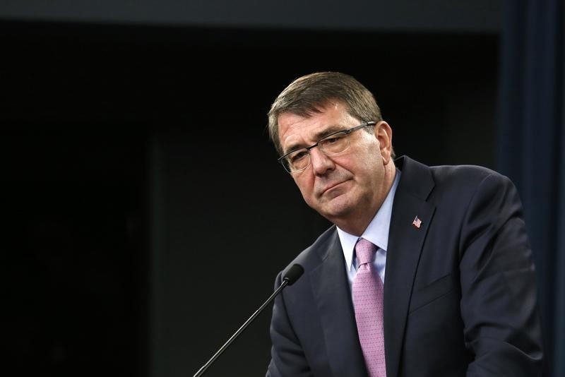 © Reuters. Defense Secretary Ash Carter and British Defense Secretary Michael Fallon hold a joint news conference in Washington