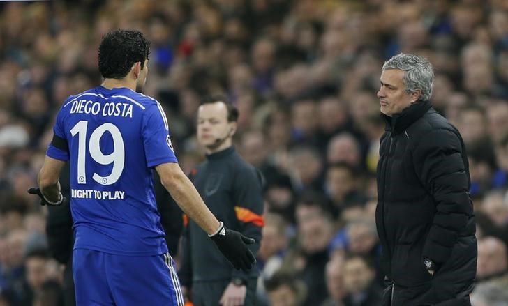 © Reuters. José Mourinho conversando com Diego Costa durante partida da Liga dos Campeões 