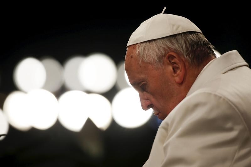 © Reuters. LE PAPE FRANÇOIS PRIE POUR LES CHRÉTIENS PERSÉCUTÉS