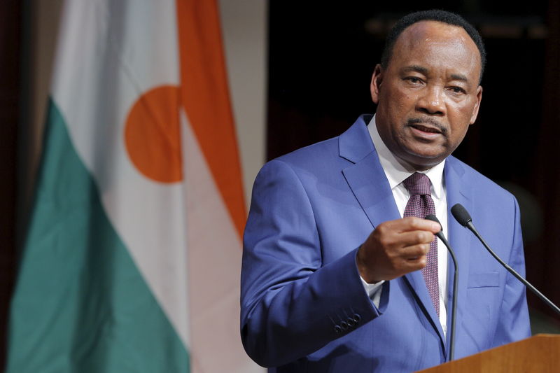 © Reuters. Issoufou Mahamadou, President of Niger, answers a question from a student in the audience following a speech at the John F. Kennedy School of Government at Harvard University in Cambridge