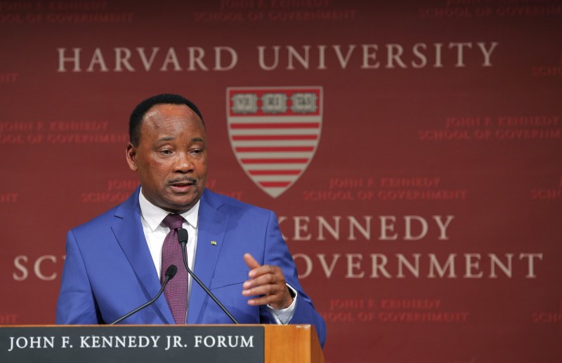 © Reuters. Issoufou Mahamadou, President of Niger, speaks at the John F. Kennedy School of Government at Harvard University in Cambridge