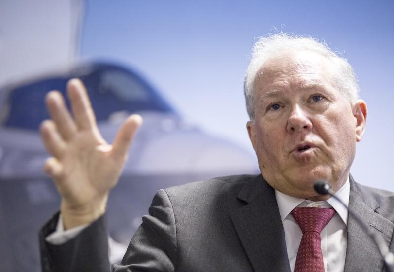 © Reuters. US Defense Acquisition Chief Frank Kendall speaks to journalists at a news conference at the 2014 Farnborough International Airshow in Farnborough, southern England