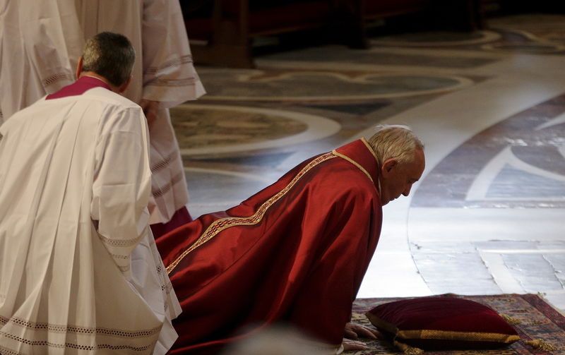 © Reuters. El Papa critica la persecución a los cristianos el Viernes Santo