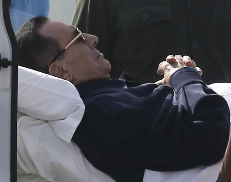 © Reuters. Former Egyptian President Hosni Mubarak lies on a stretcher while being transported ahead of his trial in Cairo