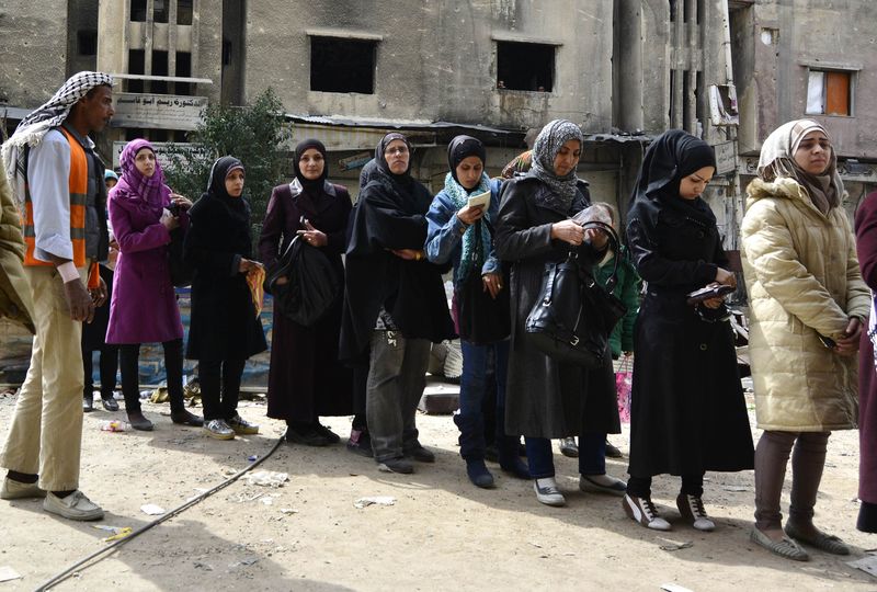 © Reuters. المرصد السوري: الدولة الإسلامية تسيطر على 90 في المئة من مخيم اليرموك