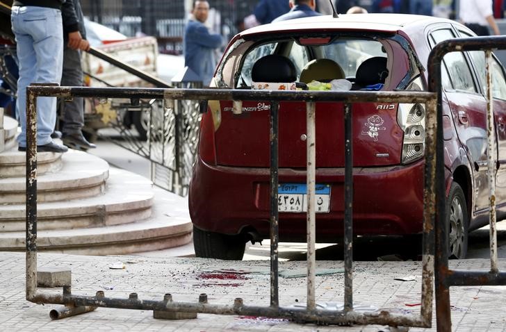 © Reuters. وسائل إعلام مصرية:انفجار عبوتين ناسفتين قرب قسم شرطة بالجيزة