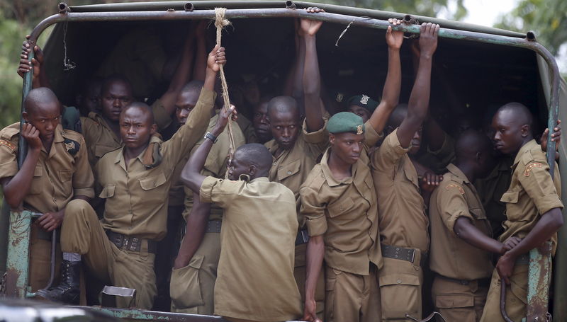 © Reuters. Kenya Administration policemen arrive in a truck in Garissa University College