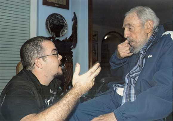 © Reuters. Former Cuban President Fidel Castro talks to President of Cuba's University Students Federation Randy Perdomo during a meeting in Havana