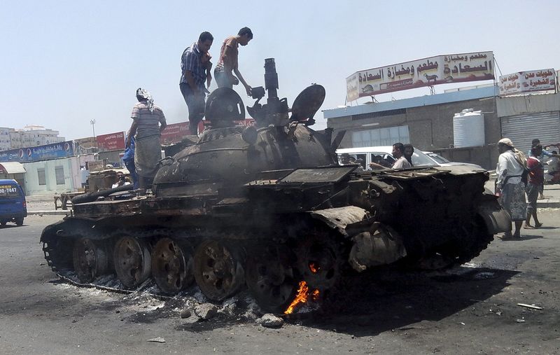 © Reuters. مقاتلو القبائل يدخلون مدينة المكلا اليمنية لطرد مسلحي القاعدة