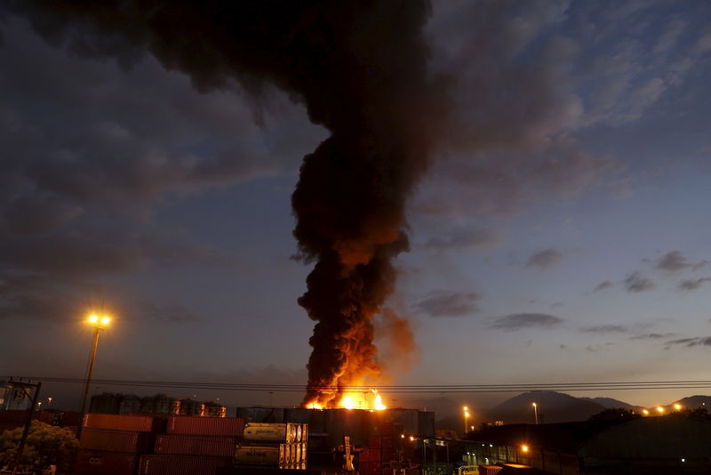 © Reuters. Smoke rises from a fire at a fuel tank storage facility run by Ultracargo in Santos