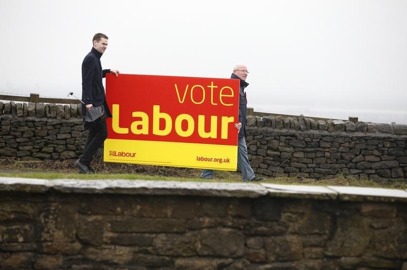 © Reuters. استطلاع:تعادل حزبي المحافظين والعمال قبل الانتخابات العامة في بريطانيا
