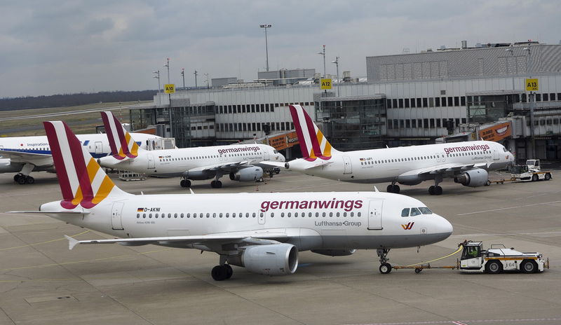 © Reuters. Aviones de Germanwings maniobran en el aeropuerto de Düsseldorf, en fotografía de archivo