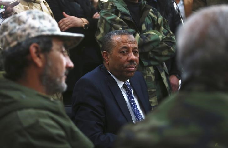 © Reuters. Libya's internationally recognized Prime Minister Abdullah al-Thinni attends a meeting with ministers as well as leaders of the Libyan army in Benghazi