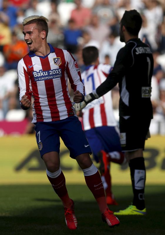 © Reuters. El Atlético pasa al Valencia en la lucha por el tercer puesto