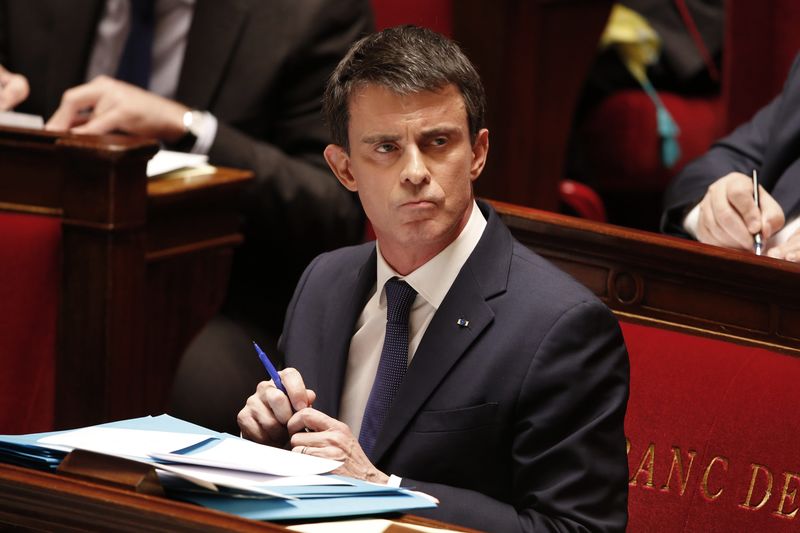 © Reuters. LES FRANÇAIS PRÉFÈRERAIENT QUE MANUEL VALLS GARDE LE CAP 