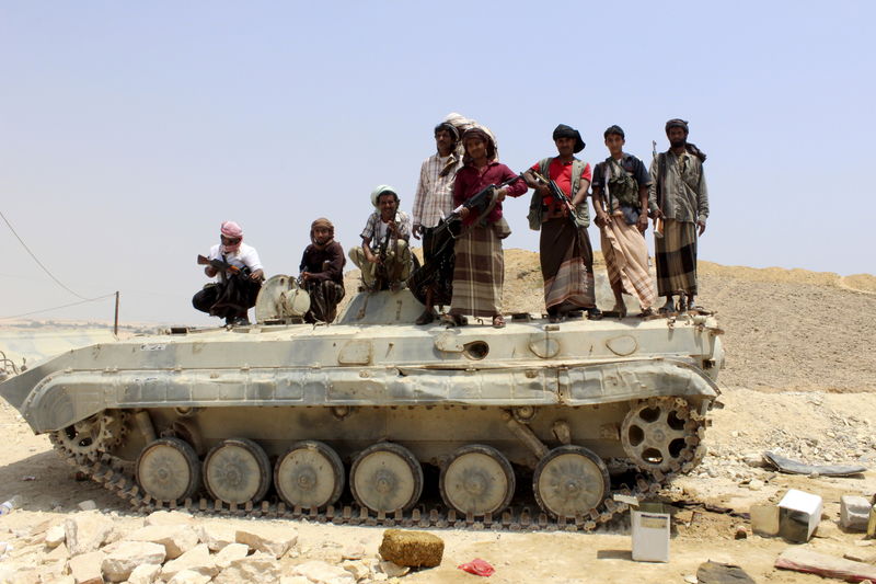 © Reuters. سكان: رجال قبائل يمنيون ينتزعون السيطرة على ميناء شرقي من القاعدة