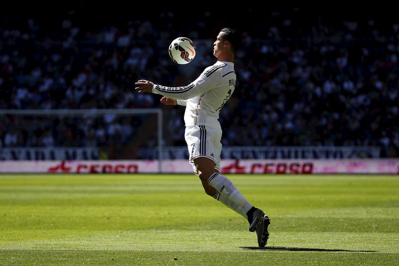 © Reuters. Real Madrid's Cristiano Ronaldo controls the ball during their Spanish first division soccer match against Granada at Santiago Bernabeu stadium in Madrid