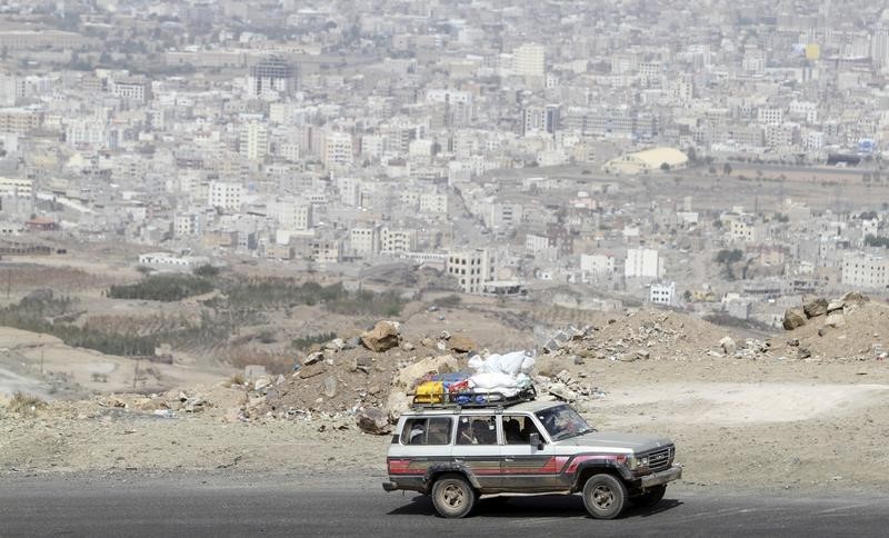 © Reuters. People flee Sanaa with their belongings, fearing renewed air strikes in Sanaa 