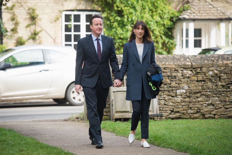 © Reuters. Britain's Prime Minister Cameron and his wife Samantha arrive for an Easter Sunday service at St Nicholas church in the village of Chadlington, southern England