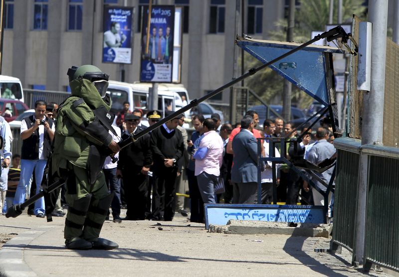 © Reuters. Una bomba mata a un policía en El Cairo