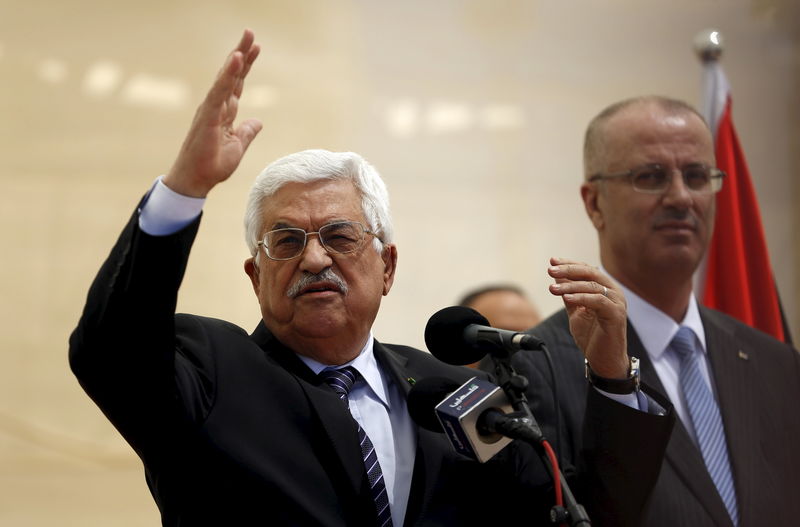 © Reuters. Palestinian President Mahmoud Abbas gestures as he speaks during the opening ceremony of a park in the West Bank city of Ramallah 