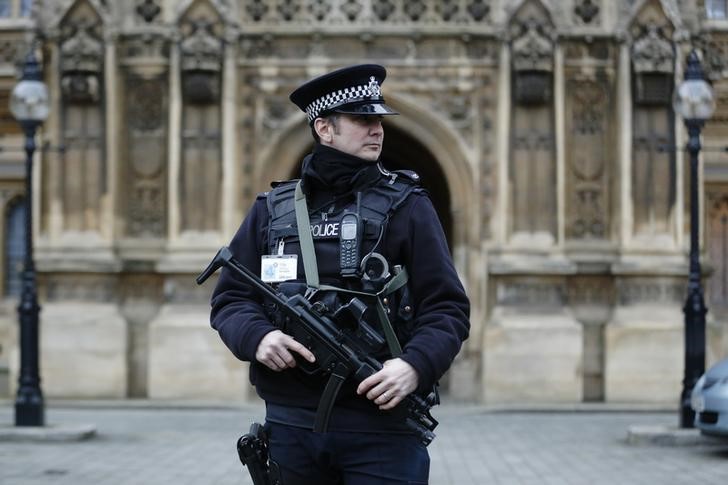© Reuters. الشرطة البريطانية تعتقل اثنين من المراهقين بشبهة الاعداد لاعمال ارهاب