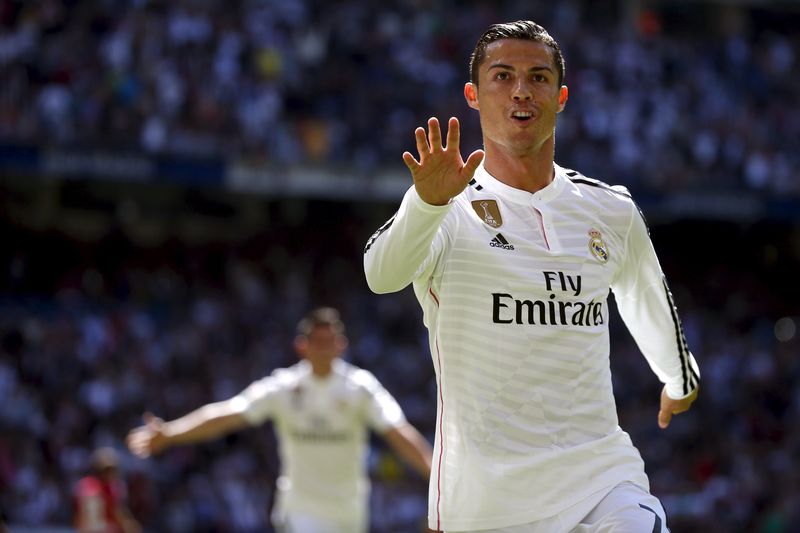 © Reuters. El delantero del Real Madrid Cristiano Ronaldo celebra un gol contra el Granada durante un partido de primera división de la Liga española en el estadio Santiago Bernabeu en Madrid