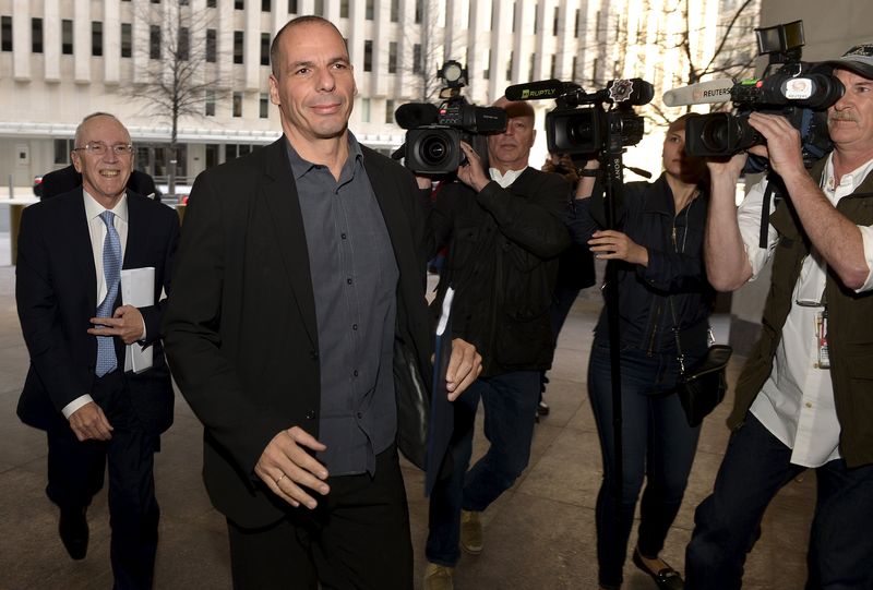 © Reuters. Greek Finance Minister Yanis Varoufakis arrives at the IMF for informal talks on the economy in Washington