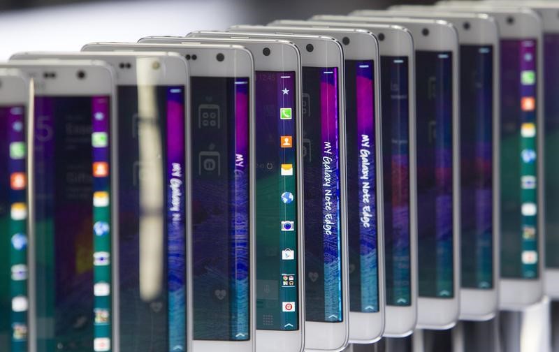 © Reuters. Samsung Galaxy Edge smartphones are displayed during the 2015 International Consumer Electronics Show in Las Vegas