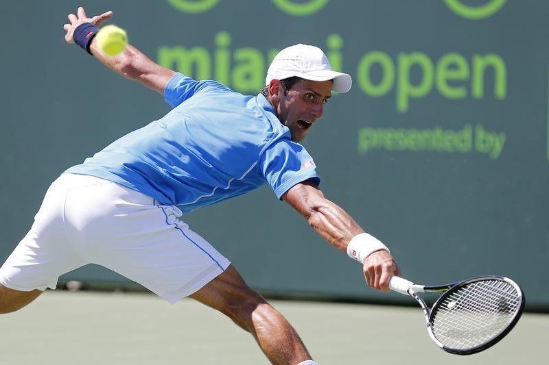 © Reuters. Djokovic continúa su dominio con una victoria sobre Murray