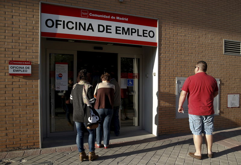 © Reuters. El paro en España registra en marzo su mayor descenso en 13 años