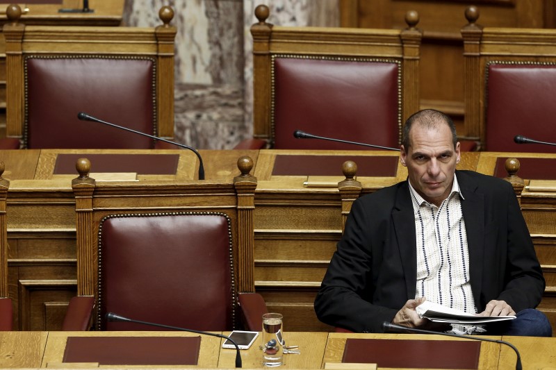 © Reuters. Ministro das Finanças grego, Yanis Varoufakis, durante sessão no parlamento grego, em Atenas 