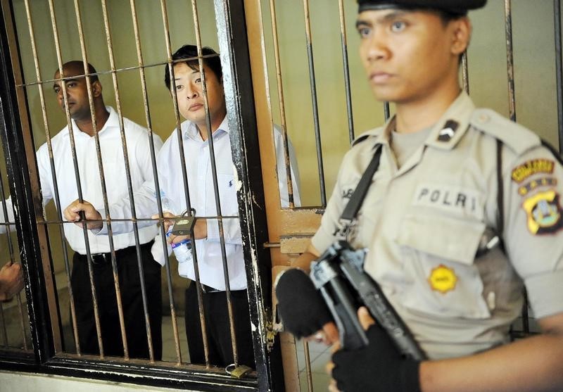 © Reuters.  Andrew Chan e Myuran Sukumaran esperando julgamento em Bali 