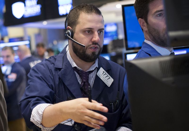 © Reuters. Traders works on the floor of the New York Stock Exchange