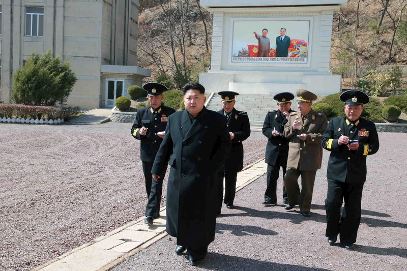 © Reuters. Líder da Coreia do Norte, Kim Jong Un, inspecionada unidade militar, em foto de divulgação da KCNA, sem data, em  Pyongyang