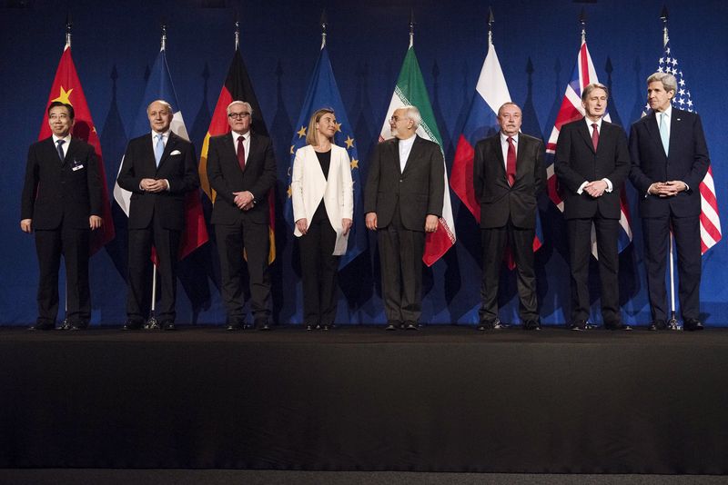 © Reuters. Delegates are seen in Lausanne following Iranian nuclear talks 
