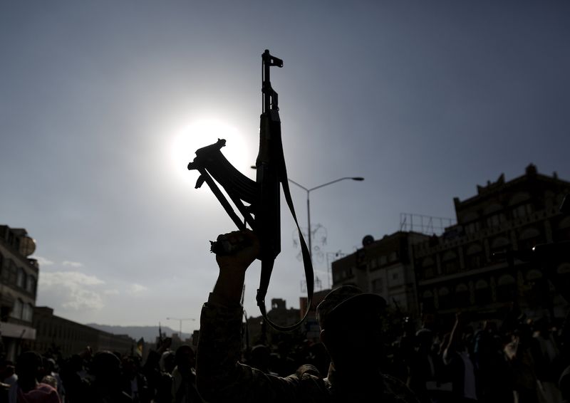 © Reuters. Follower of the Houthi group holds up his rifle as he demonstrates against the Saudi-led air strikes on Yemen, in Sanaa