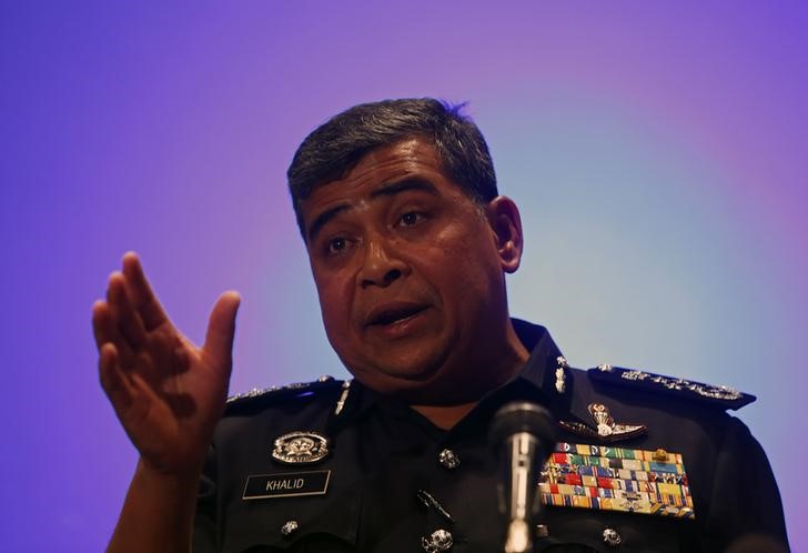 © Reuters. Malaysia's police chief, Inspector General Khalid Abu Bakar, addresses a news conference on the two passengers who had travelled onboard the missing Malaysia Airlines MH370 plane on stolen passports in Kuala Lumpur International Airport