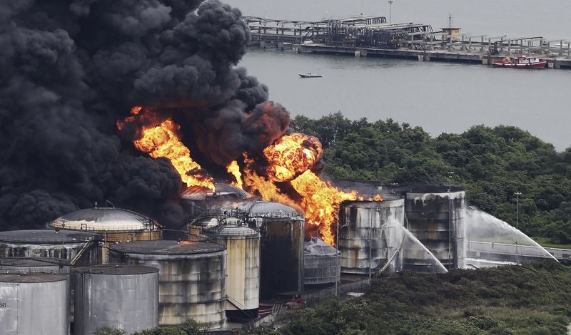 © Reuters. Incêndio em tanques de combustíveis no porto de Santos