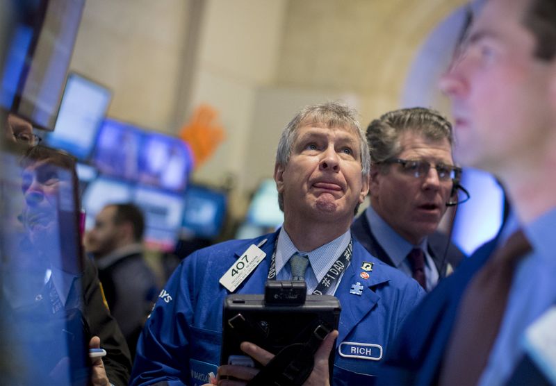 © Reuters. Traders works on the floor of the New York Stock Exchange