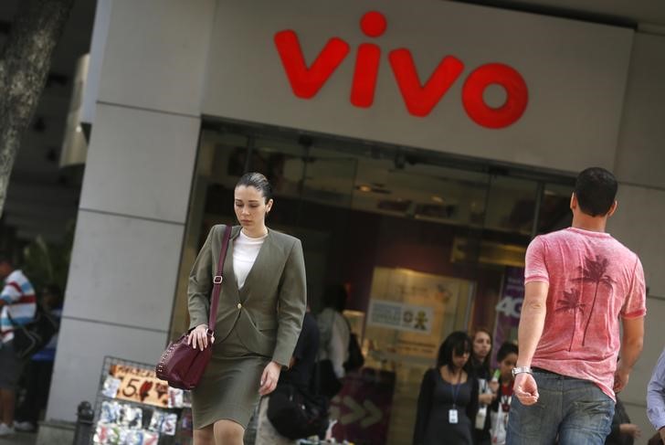 © Reuters. Loja da Vivo no centro do Rio de Janeiro. A Telefônica Brasil, que opera a marca Vivo, poderá rever o cronograma de sua oferta primária de ações.