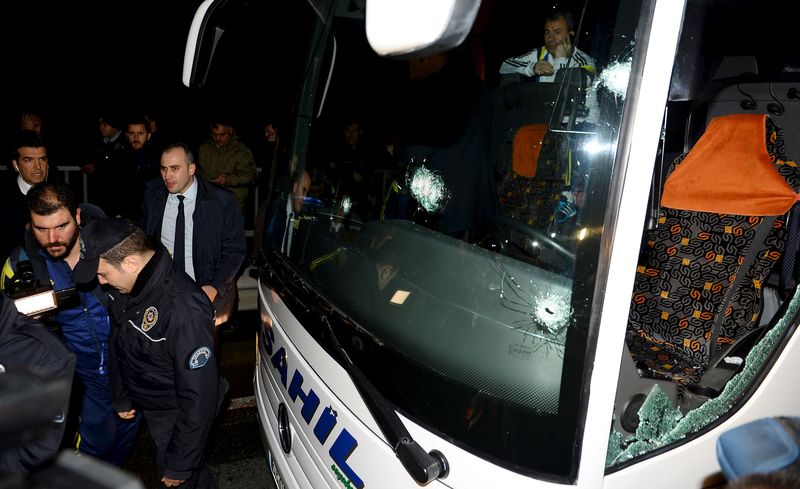 © Reuters. Marcas de tiros no ônibus do Fenerbahçe