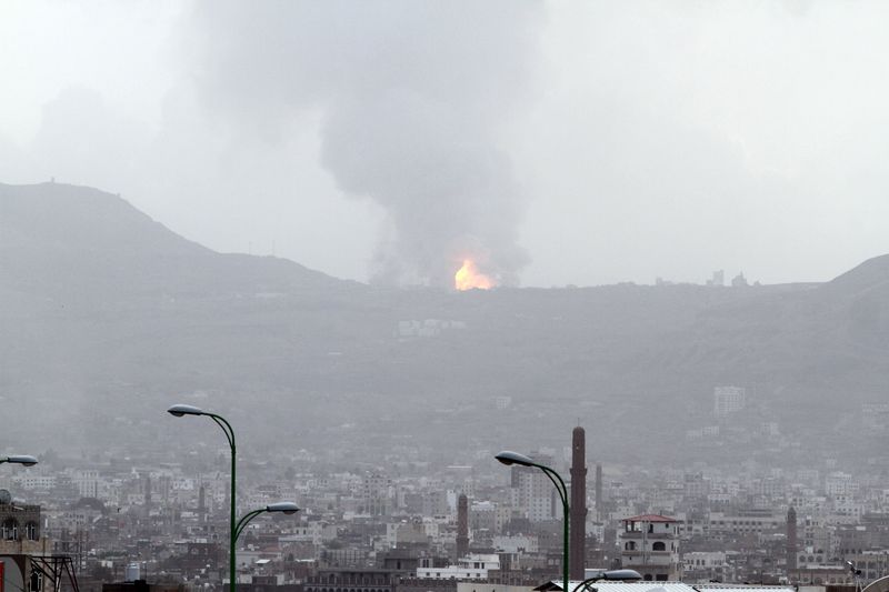 © Reuters. Fogo em área militar após ataque aéreo na montanha Faj Attan, em Sanaa