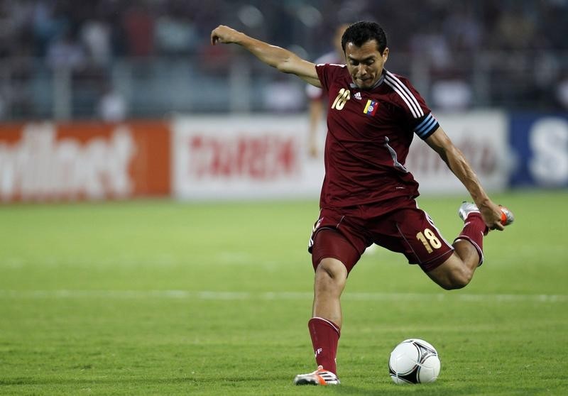 © Reuters. Capitão da seleção venezuelana, Juan Arango, durante partida contra o Equador, em foto de arquivo