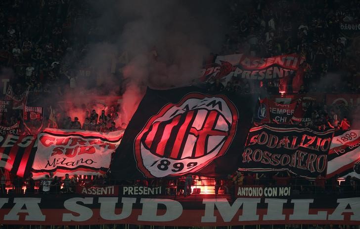 © Reuters. Bandeira do Milan iluminada durante partida contra a Inter de Milão, em foto de arquivo