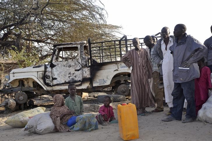 © Reuters. Moradores fugindo do vilarejo de Ngouboua após ataque de militantes do Boko Haram 