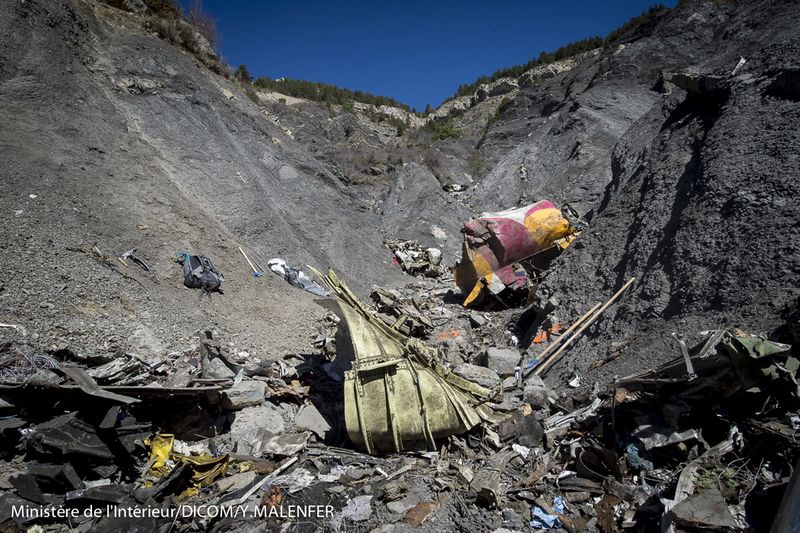 © Reuters. A general view of debris, seen in this picture made available to the media by the French Interior Ministry, from wreckage of a Germanwings Airbus A320, near Seyne-les-Alpes